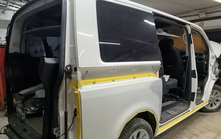 Volkswagen Caravelle T6 рестайлинг, 2017 год, 2 800 000 рублей, 17 фотография