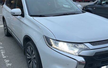 Mitsubishi Outlander III рестайлинг 3, 2019 год, 2 400 000 рублей, 4 фотография