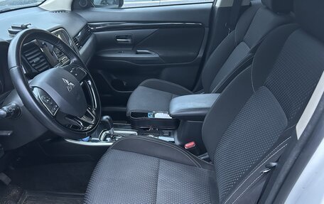 Mitsubishi Outlander III рестайлинг 3, 2019 год, 2 400 000 рублей, 5 фотография