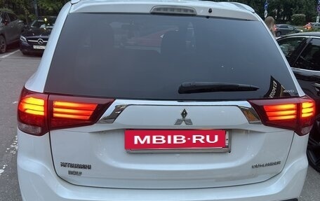 Mitsubishi Outlander III рестайлинг 3, 2019 год, 2 400 000 рублей, 2 фотография