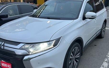 Mitsubishi Outlander III рестайлинг 3, 2019 год, 2 400 000 рублей, 3 фотография