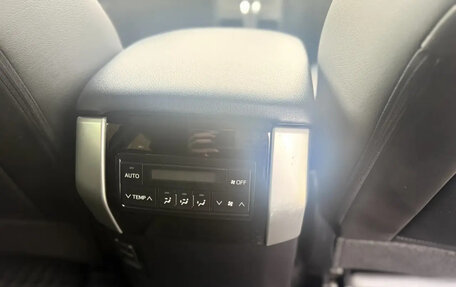 Toyota Land Cruiser Prado 150 рестайлинг 2, 2020 год, 5 600 000 рублей, 7 фотография