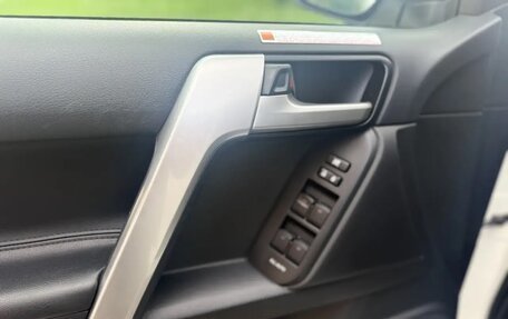 Toyota Land Cruiser Prado 150 рестайлинг 2, 2020 год, 5 600 000 рублей, 29 фотография