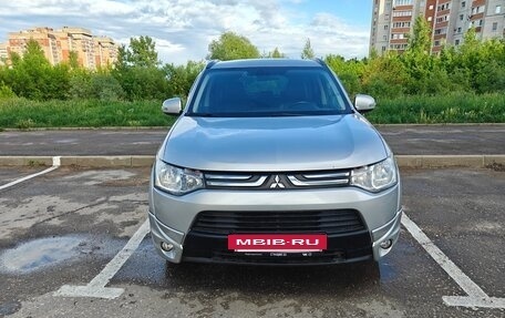 Mitsubishi Outlander III рестайлинг 3, 2013 год, 1 400 000 рублей, 2 фотография