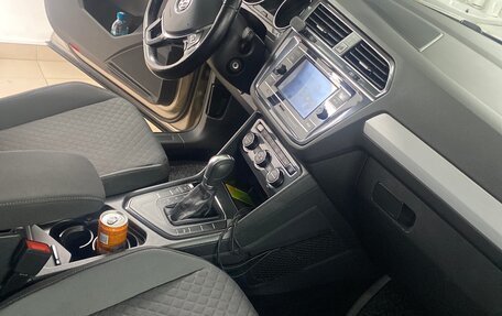 Volkswagen Tiguan II, 2017 год, 1 999 000 рублей, 2 фотография