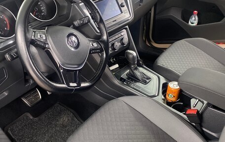 Volkswagen Tiguan II, 2017 год, 1 999 000 рублей, 3 фотография