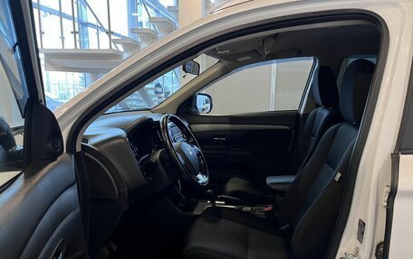 Mitsubishi Outlander III рестайлинг 3, 2015 год, 1 720 000 рублей, 14 фотография