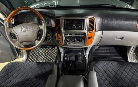 Toyota Land Cruiser 100 рестайлинг 2, 2006 год, 3 750 000 рублей, 18 фотография