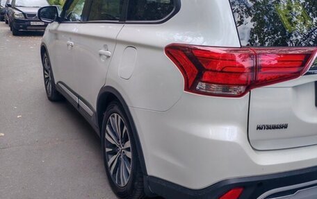 Mitsubishi Outlander III рестайлинг 3, 2019 год, 2 050 000 рублей, 6 фотография