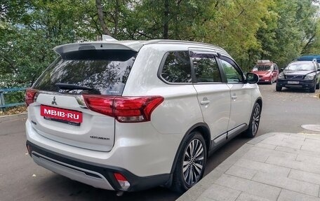 Mitsubishi Outlander III рестайлинг 3, 2019 год, 2 050 000 рублей, 5 фотография