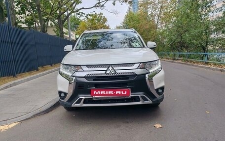 Mitsubishi Outlander III рестайлинг 3, 2019 год, 2 050 000 рублей, 2 фотография