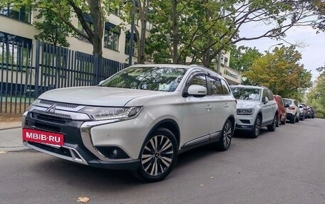Mitsubishi Outlander III рестайлинг 3, 2019 год, 2 050 000 рублей, 3 фотография