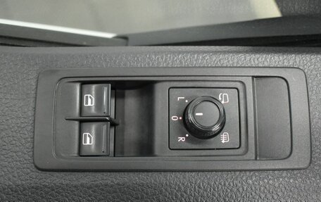 Volkswagen Caravelle T6 рестайлинг, 2017 год, 2 290 000 рублей, 21 фотография