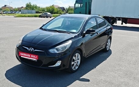 Hyundai Solaris II рестайлинг, 2012 год, 900 000 рублей, 3 фотография