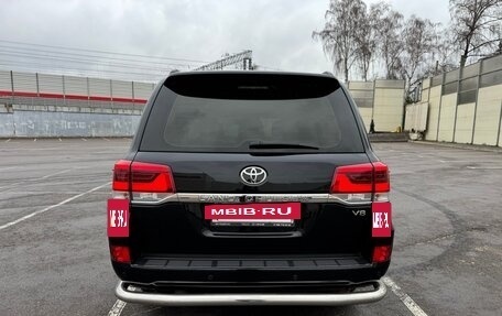 Toyota Land Cruiser 200, 2017 год, 5 600 000 рублей, 3 фотография