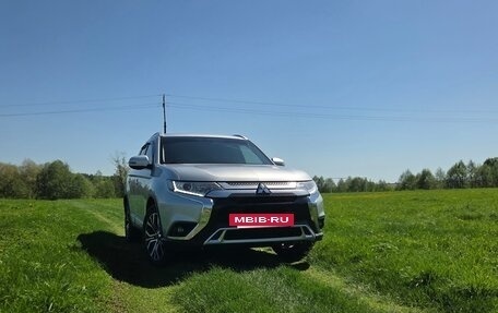 Mitsubishi Outlander III рестайлинг 3, 2019 год, 2 440 000 рублей, 2 фотография