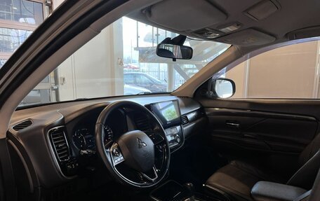Mitsubishi Outlander III рестайлинг 3, 2018 год, 2 000 000 рублей, 10 фотография