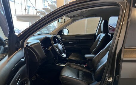 Mitsubishi Outlander III рестайлинг 3, 2018 год, 2 000 000 рублей, 25 фотография