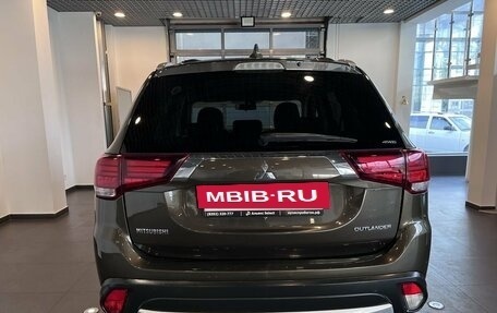 Mitsubishi Outlander III рестайлинг 3, 2018 год, 2 000 000 рублей, 21 фотография