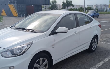 Hyundai Solaris II рестайлинг, 2013 год, 950 000 рублей, 40 фотография