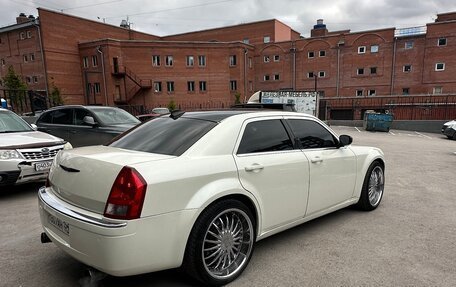 Chrysler 300C II, 2004 год, 850 000 рублей, 18 фотография