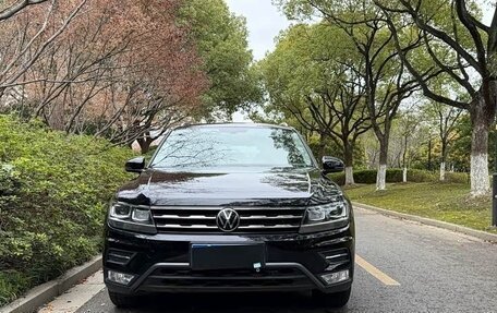 Volkswagen Tiguan II, 2023 год, 2 500 000 рублей, 2 фотография