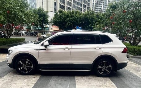 Volkswagen Tiguan II, 2023 год, 2 500 000 рублей, 2 фотография