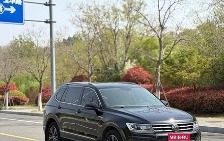 Volkswagen Tiguan II, 2023 год, 2 500 000 рублей, 3 фотография