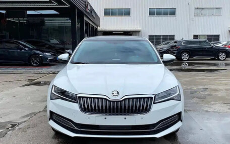 Skoda Superb III рестайлинг, 2022 год, 1 850 025 рублей, 2 фотография