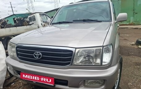 Toyota Land Cruiser 100 рестайлинг 2, 2002 год, 1 500 000 рублей, 2 фотография