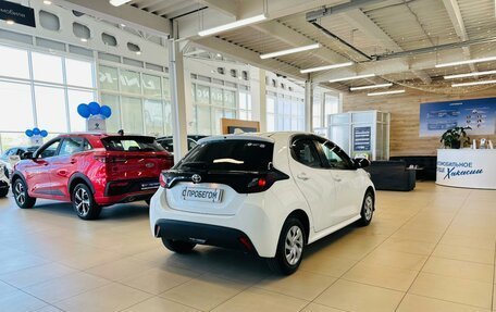 Toyota Yaris, 2021 год, 1 099 000 рублей, 6 фотография