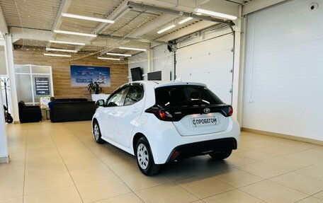 Toyota Yaris, 2021 год, 1 099 000 рублей, 4 фотография