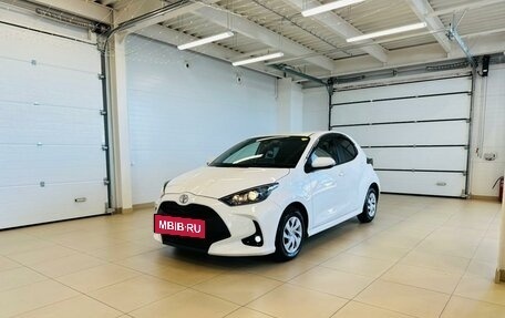 Toyota Yaris, 2021 год, 1 099 000 рублей, 2 фотография