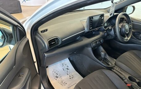 Toyota Yaris, 2021 год, 1 099 000 рублей, 12 фотография