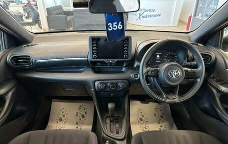 Toyota Yaris, 2021 год, 1 099 000 рублей, 16 фотография