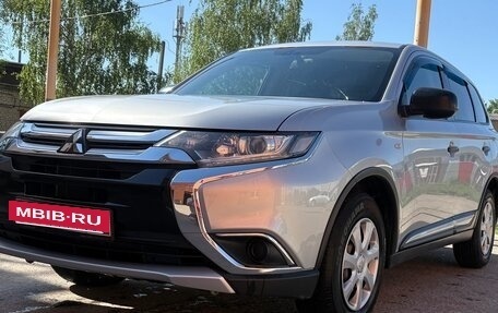 Mitsubishi Outlander III рестайлинг 3, 2018 год, 1 850 000 рублей, 2 фотография