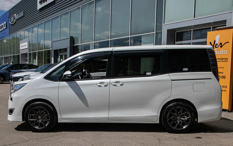 Toyota Noah III, 2020 год, 2 148 000 рублей, 10 фотография