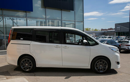 Toyota Noah III, 2020 год, 2 148 000 рублей, 6 фотография