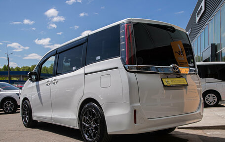 Toyota Noah III, 2020 год, 2 148 000 рублей, 9 фотография