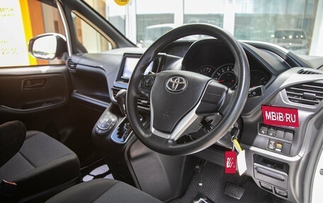 Toyota Noah III, 2020 год, 2 148 000 рублей, 13 фотография