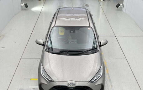 Toyota Yaris, 2022 год, 1 350 000 рублей, 2 фотография