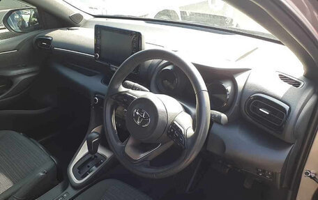 Toyota Yaris, 2022 год, 1 350 000 рублей, 9 фотография