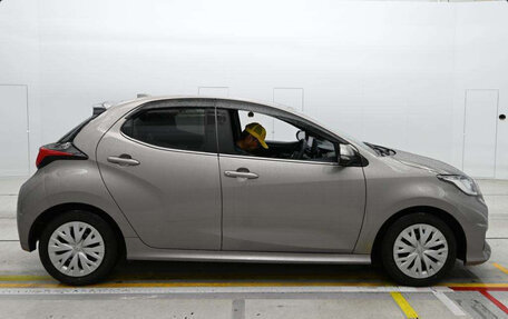 Toyota Yaris, 2022 год, 1 350 000 рублей, 7 фотография