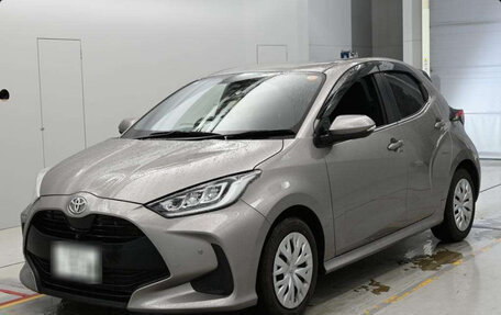 Toyota Yaris, 2022 год, 1 350 000 рублей, 3 фотография