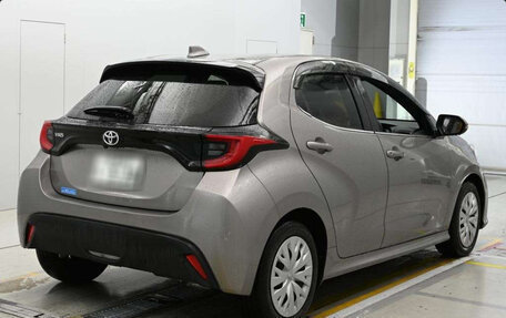 Toyota Yaris, 2022 год, 1 350 000 рублей, 5 фотография
