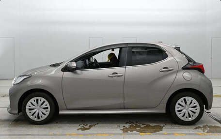 Toyota Yaris, 2022 год, 1 350 000 рублей, 8 фотография
