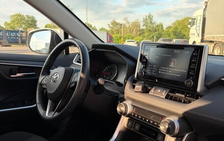 Toyota RAV4, 2021 год, 3 000 000 рублей, 16 фотография