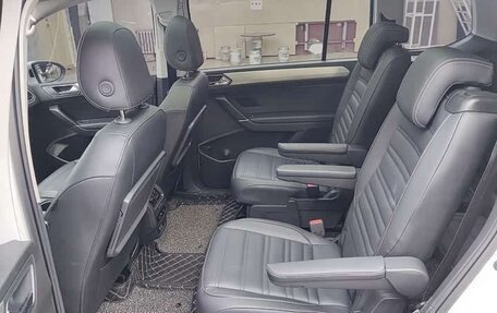 Volkswagen Touran III, 2022 год, 1 700 018 рублей, 8 фотография