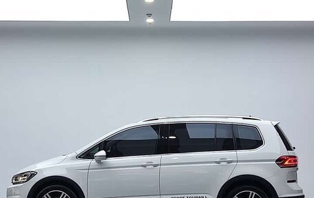 Volkswagen Touran III, 2022 год, 1 700 018 рублей, 3 фотография