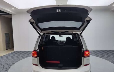 Volkswagen Touran III, 2022 год, 1 700 018 рублей, 6 фотография